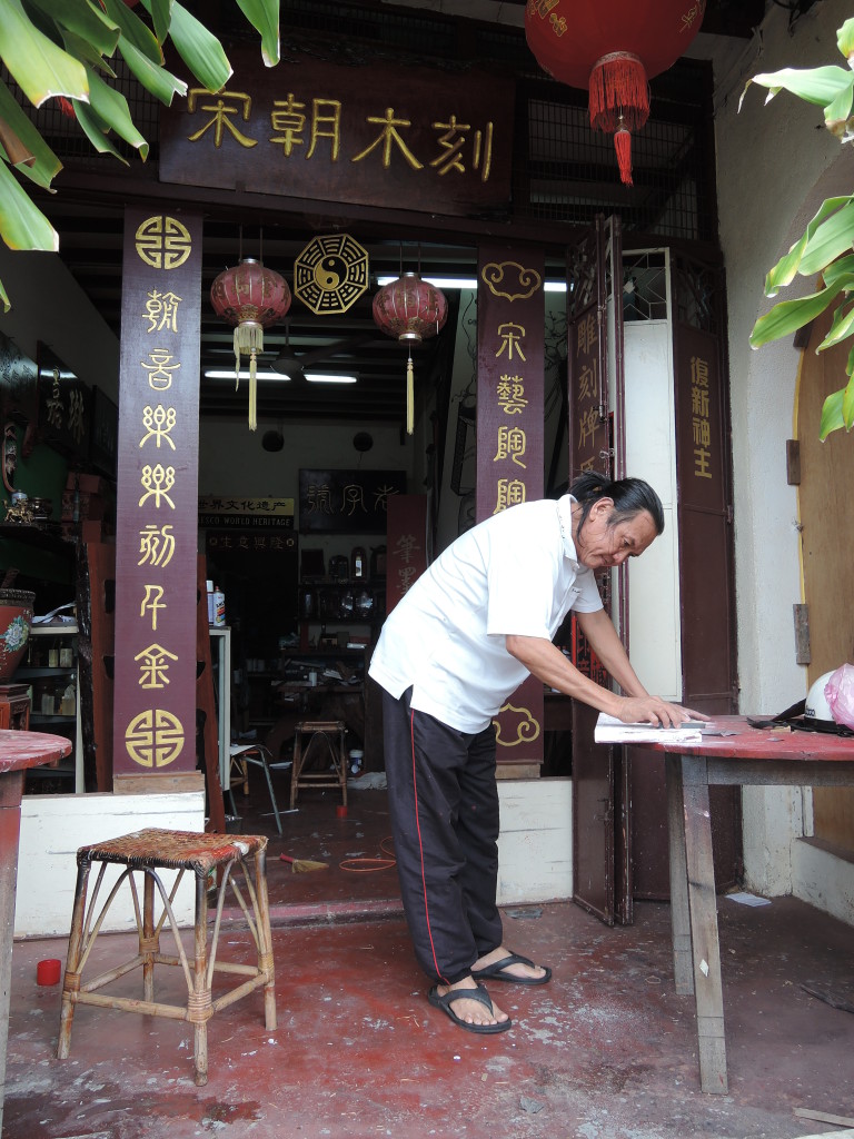 Schreiner chinesischer Abstammung in einer Seitengasse