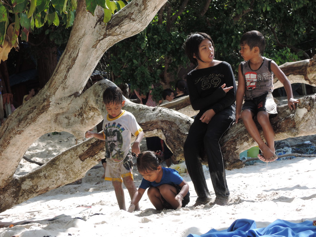 Einheimische Kinder beim Spielen
