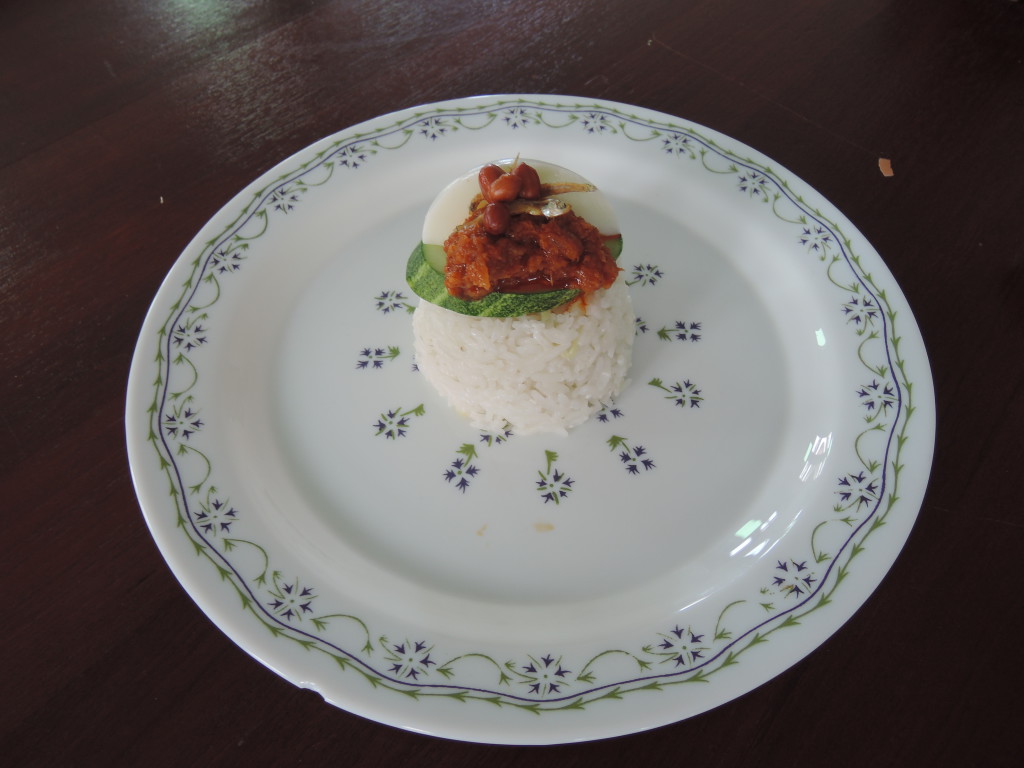 Speziell gedünsteter Reis mit Sambal