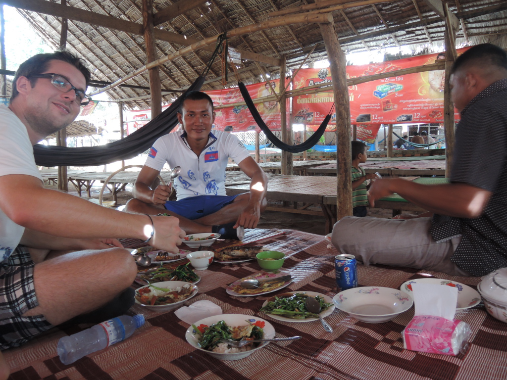 Man beachte die vermutlich eher frischen, dafür aber sicher gegrillten Froschleiber unter meiner Hand. Schenkel war ganz Ok, ähnlich wie Hühnchen, beim mit diversen Sachen gestopften Bauch war eher Würgen angesagt