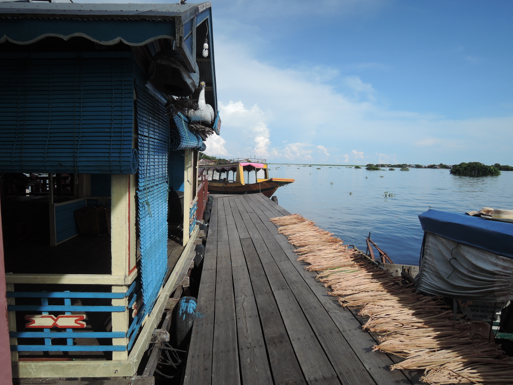 Unsere Basis in Prek Toal, das Osmose Hausboot mit Küche, Schule & Gemeinschaftswerkstätte