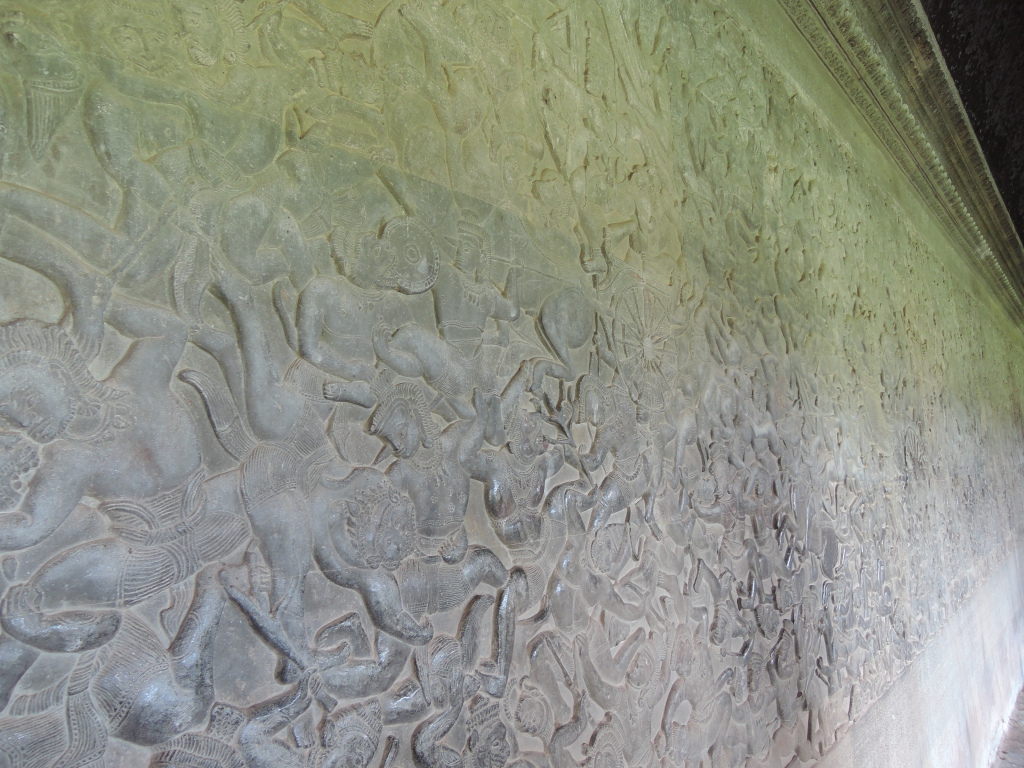 Wie auch in BKK & Phnom Penh schon zu bewundern, die Darstellung der Khmer Version des Ramayana. Diesmal einfach in Stein gehauen und dann auch noch abartig detailliert.