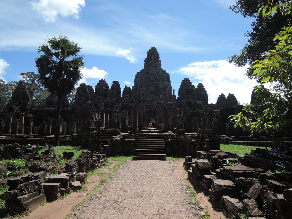 Naja, ich glaube das heisst unterbelichtet aber das RAW Bearbeitungsprogram harrt noch seinem Einsatz. Trotzdem, Bayon von hinten mit den charakteristischen vierseitigen Buddhaköpfen auf Säulen