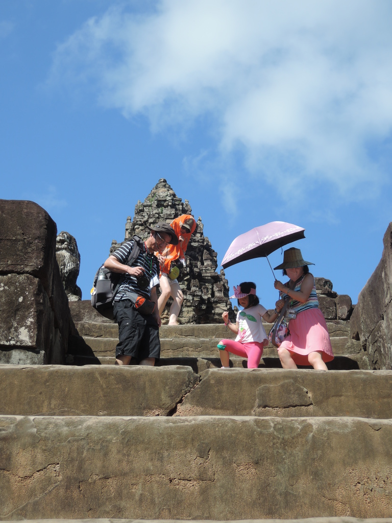 In Kambodscha haben wir sehr viele asiatische Touristen angetroffen, super ausgerüstet wie immer