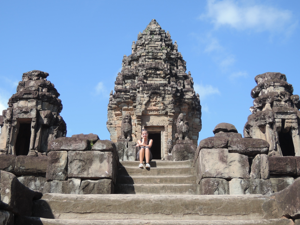Oberste Ebene des Tempels mit Stupa im Khmer-Stil