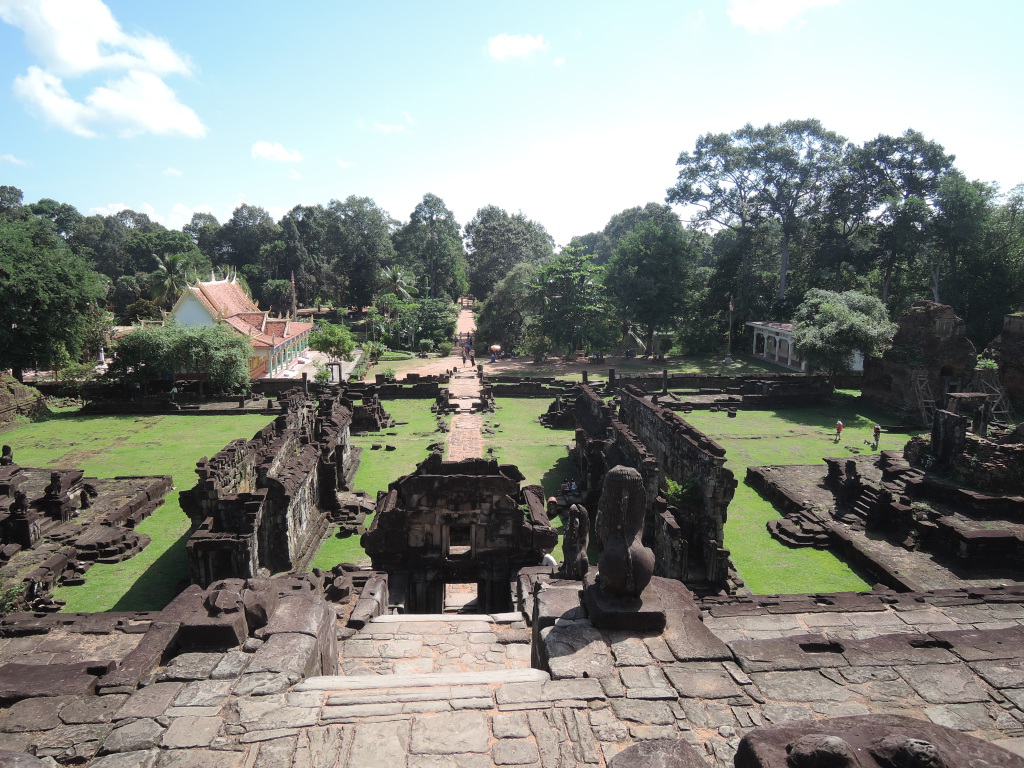 Blick vom Tempel runter auf die Umgebung inklusive bewohntem Kloster