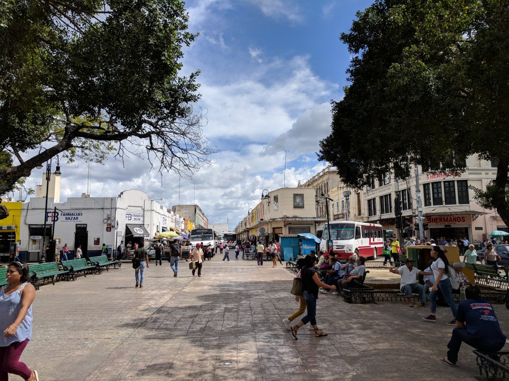 Einer der wenigen autofreien Plätze. Aber im Hintergrund lauern sie schon wieder, die Busse. Überall Busse… XD