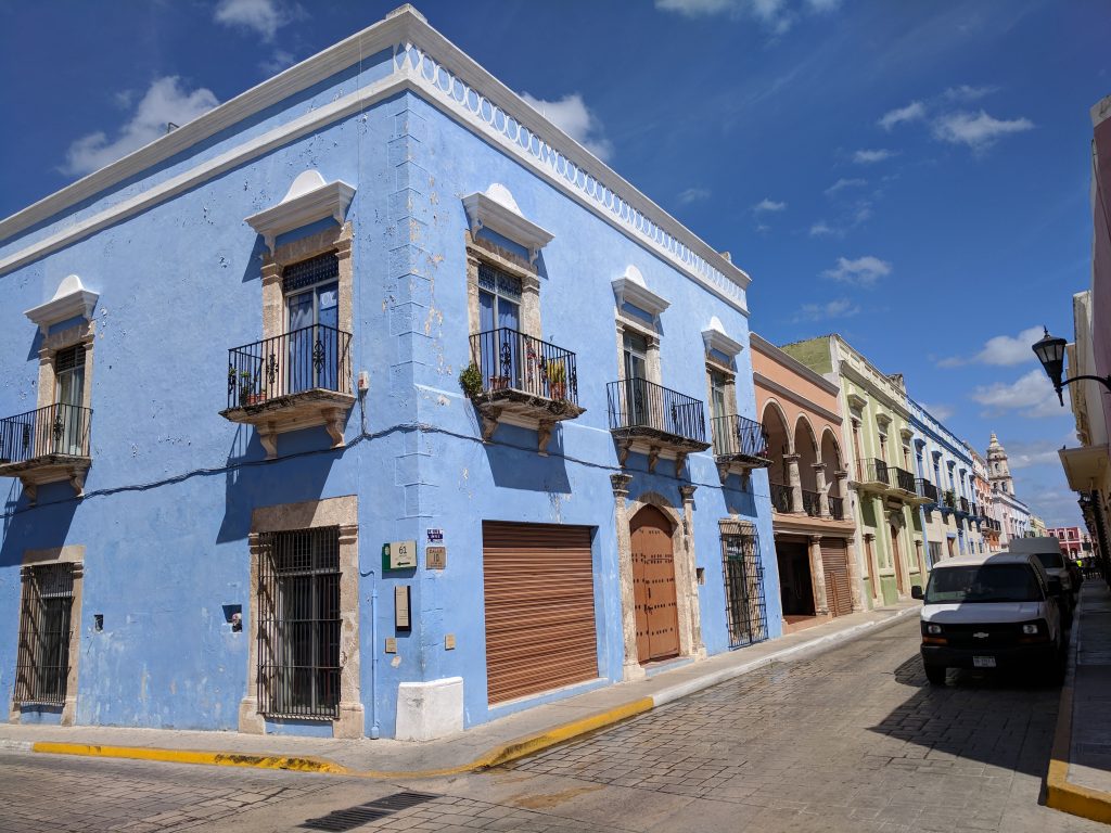 Die luftige, farbige Innenstadt ist UNESCO Weltkulturerbe