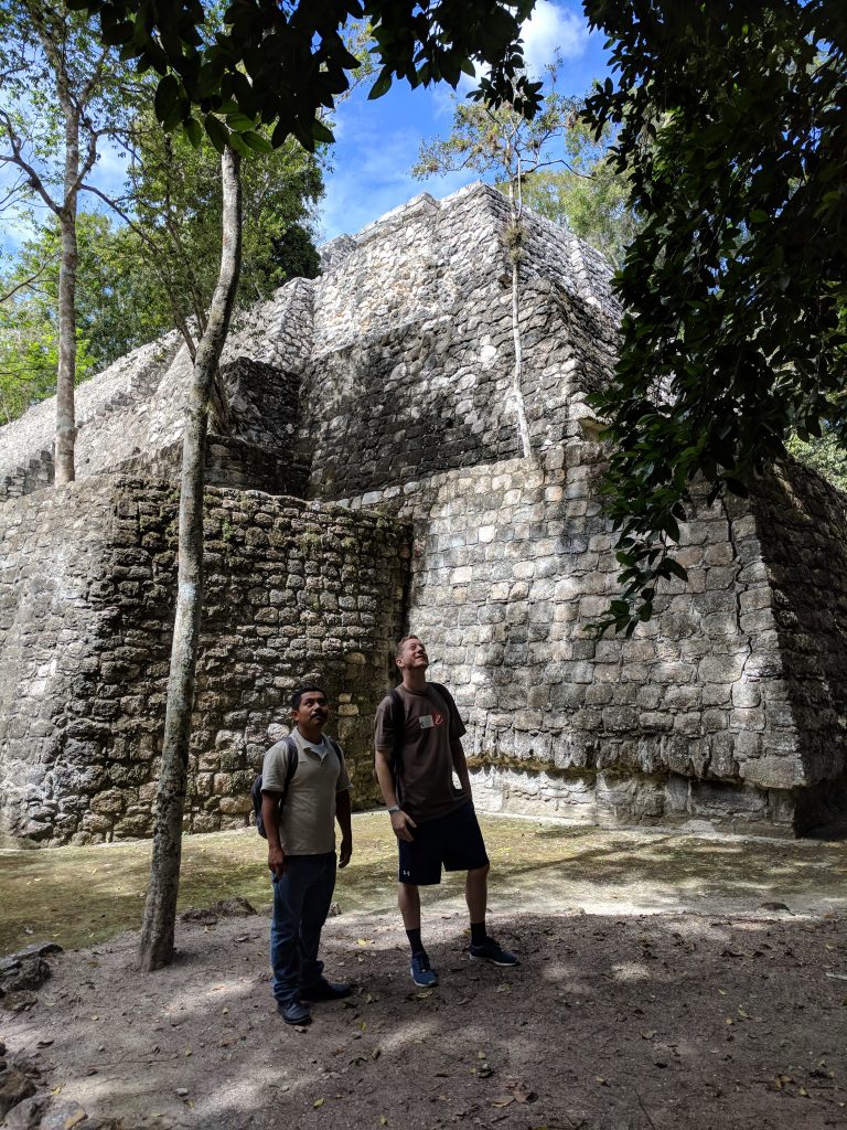 Roberto, unser Guide, und El Marco, vor Struktur VII