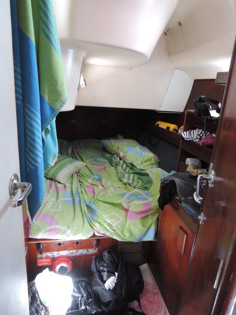 Unsere Kabine. Das rote Tüchli am Boden stellt den verzweifelten Versuch dar, hie & da die Essensreste und sonstigen feuchten Bodendreck von den Füssen zu entfernen. Besonders beliebt bevor man ins Bett steigt XD
