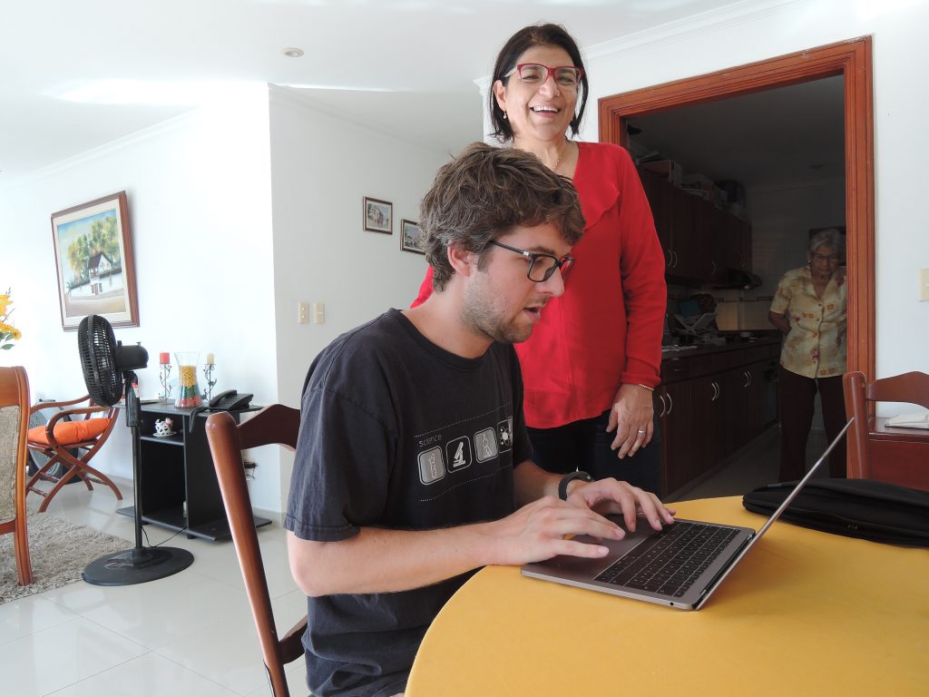 Jacky begutachtet die Vortragsvorbereitungen