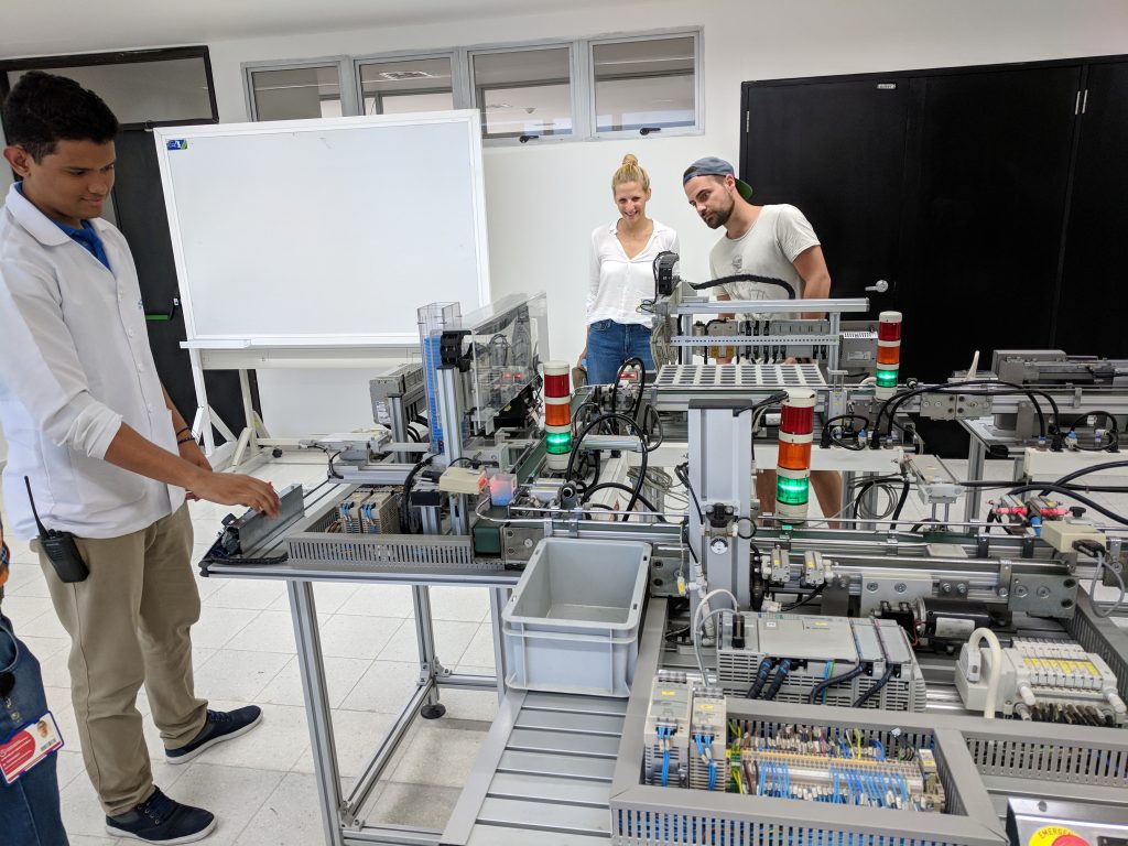 Martina & Sven lauschen den Erklärungen